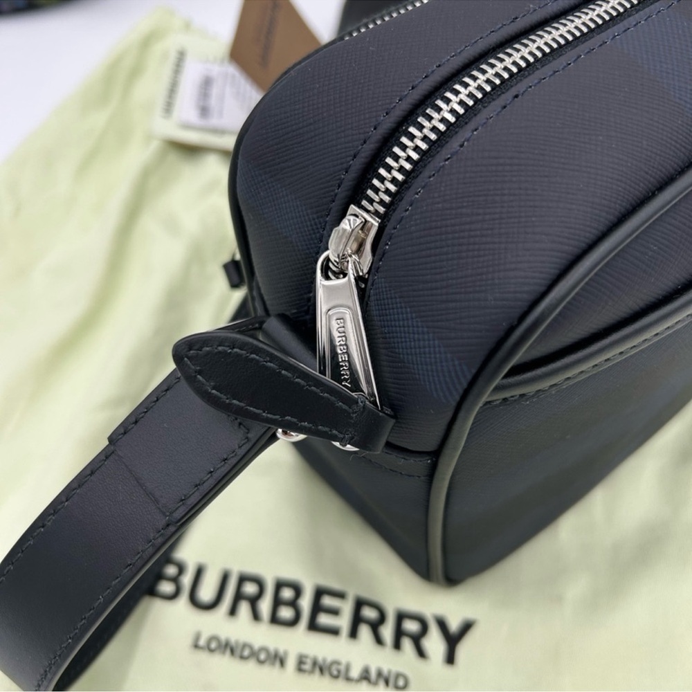 Men’s Burberry check messenger bag in navy blue. Adjustable shoulder strap NWT. - Picture 5 of 15